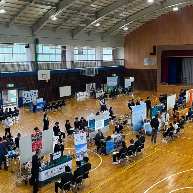 「知られていない」だけだった。高校生を対象とした合同企業説明会で見えた、採用の意外なヒント。

西予市で採用に悩む経営者や人事担当者の皆様へ。

「求人を出しても反応がない」「若手がみんな市外へ出てしまう」と嘆く前に、一度立ち止まって考えてみませんか？

高校生から見た地元の会社は、実は「毎日前を通るけれど、何をしているかさっぱりわからない謎の建物」かもしれません。

高校生のホンネを紐解くと、採用のヒントが見えてきます。

西予市の企業が「若手に選ばれない」本当の理由と、明日からの処方箋

「うちみたいな田舎の小さな会社に、若い子は来ないよ」

そう決めつけるのは、まだ早いです。

アンケート結果から見えてきたのは、「嫌われている」のではなく「知られていない」だけという希望のある現実でした。

高校生の視点に立った、4つの改善アクションを提案します。

1. 「何をやっているか」ではなく「誰の役に立っているか」を語る
生徒たちは、地元の企業が「誰もが知っているものを作っている」「世界初の技術を持っている」と知った瞬間、目の色を変えます。

「建設業」「製造業」という言葉だけでは、彼らには何も伝わりません。

自社の仕事を「実はこれ、君がいつも使っているアレに関わっているんだよ」という表現に変えてみてください。

「誇り」を感じるポイントを具体的に示すだけで、彼らにとっての「ただの会社」が「かっこいい仕事場」に変わります。

2. 「汚い・きつい」という古い記憶をアップデートする
若者が業界に抱いているイメージは、10年、20年前の情報のまま止まっています。

「自動車整備は暑くて汚い」という先入観は、最新の冷暖房設備や清潔な工具を見せるだけで一瞬で崩れます。

言葉で「うちはホワイトだよ」と言うのではなく、職場の写真を1枚見せる方が効果的です。

最新の機材、清潔な休憩室、整理整頓された現場。それらが彼らにとっての「安心感」に直結します。

3. 「条件」を隠さず、透明に見せる
高校生は、驚くほど現実的です。給与、休日、ボーナスの額、そして残業。これらを一番気にしています。

「アットホームな職場です」という曖昧な言葉よりも、「完全週休2日制」「住宅手当あり」という数字の方が、彼らの心に刺さります。

求人票の文字だけでなく、説明会では「実際の1日のスケジュール」や「初任給で買えるもの・できる生活」を具体的に提示しましょう。

4. 社長よりも「年齢の近い先輩」を前に出す
生徒が一番相談するのは親や先生ですが、一番「本音を聞きたい」相手は、数年前まで同じ制服を着ていた卒業生です。

社長が熱弁を振るうよりも、若手社員が「昨日の休みは何をしていたか」を笑って話す方が、職場の雰囲気は伝わります。

説明会やSNSには、ぜひ若手社員を登場させてください。

「この先輩と一緒なら楽しく働けそう」と思わせることが、どんな福利厚生よりも強い引力になります。

※現在働いている職員の出身地や出身校（保育園・幼稚園から）を公開することで、「自分と同じ出身校」や「自分の親と地元が同じ」など意外な共通点から距離が縮まって、採用につながったという例もあるそうです。

結論：私たちは「挨拶したことのない隣人」になっていないか？

西予市の企業と高校生の関係は、「隣に住んでいるのに、一度も挨拶したことがない隣人」に似ています。

「知っているはずだ」という思い込みを捨てて、まずは丁寧な自己紹介から始めてみませんか？

彼らが求めているのは、都会のキラキラした娯楽だけではありません。

「自分を必要としてくれる場所」と「安心して暮らせる確かな条件」です。

そのヒントは、すでに皆様の会社の中にあります。あとは、それをどう見せるかだけなのです。

次の一歩として、まずは「自社の若手社員」に、入社前に不安だったこと・入ってみて驚いたことをインタビューしてみるのはいかがでしょうか？

その答えの中に、次の求人票に書くべき「答え」が隠れているはずです。